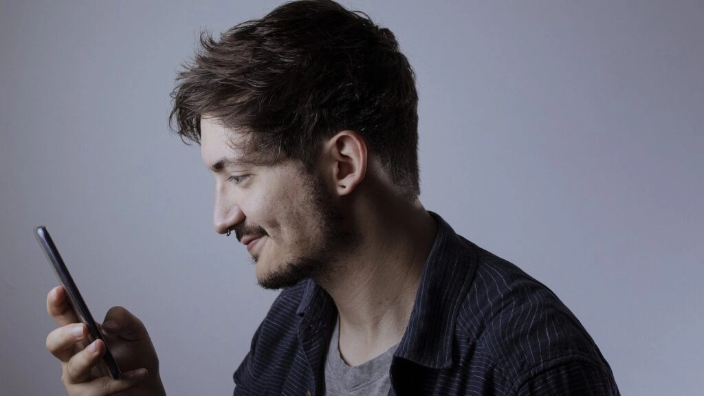 guy turns mp4 files to text with an app