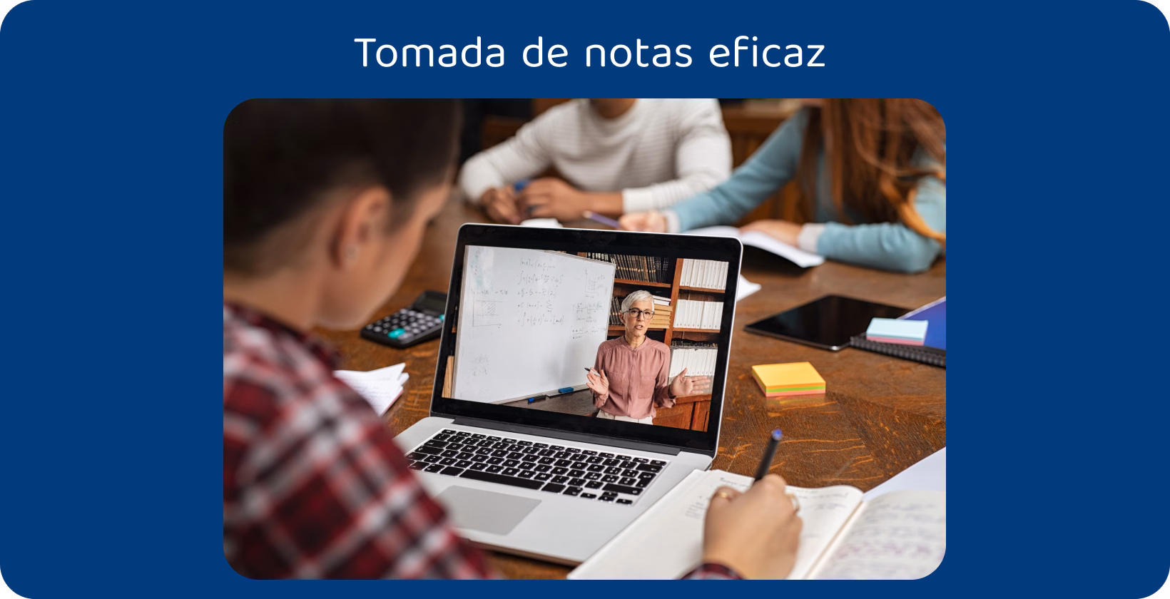 Os alunos se envolvem no aprendizado on-line, fazendo anotações de uma palestra digital, destacando a retenção eficiente de informações.