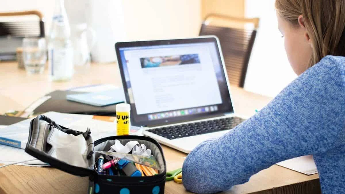 A girl that transcribes audio